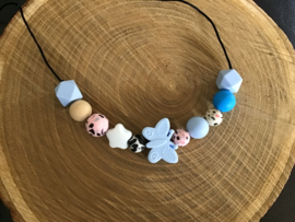 Kinderketting blauw,zalm met vlinder