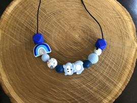 Kinderketting blauw met regenboog en wasbeertje