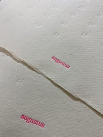 Verjaardagskalender op handgeschept papier in fluor roze
