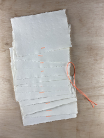 Verjaardagskalender op handgeschept papier in fluor oranje