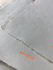 Verjaardagskalender op handgeschept papier in fluor oranje