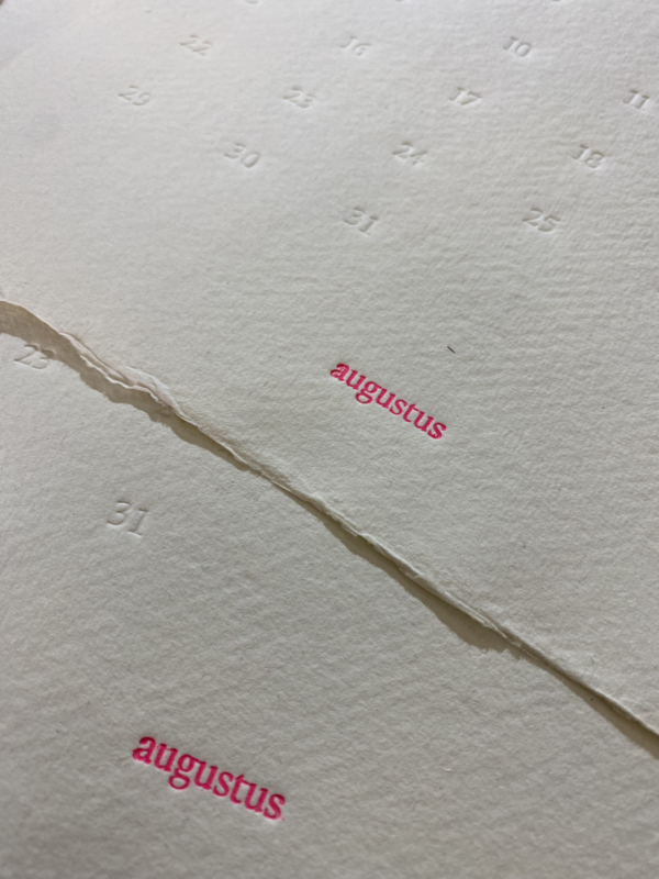 Verjaardagskalender op handgeschept papier in fluor roze