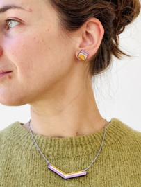 Ada asymmetrische oorstekers lila- oker- natuurkleur