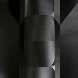 COSMOLiving – Elegant Zwart Behang met Glanzend Grafisch Patroon