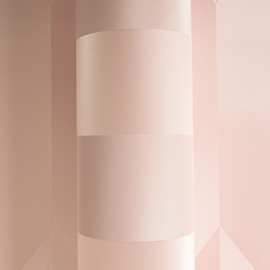 COSMOLiving Glanzend Ruitbehang – Roze met Metallic Accent
