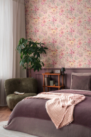 COSMOLiving - Bloemen vliesbehang met glanzende effect en een lichte textuur - Roze, Metallic, Groen