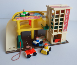 VINTAGE FISHER PRICE GARAGE