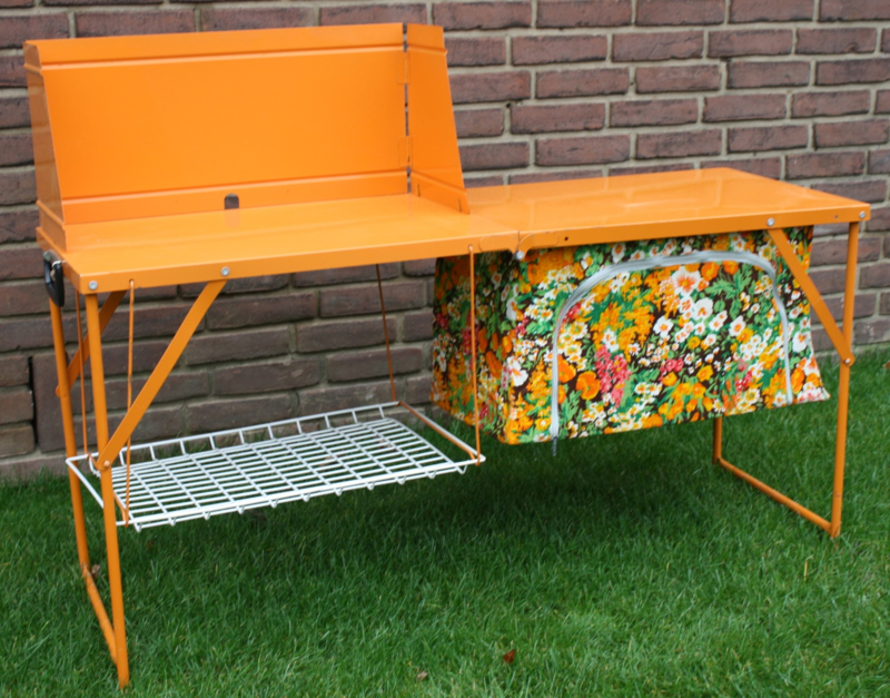 RETRO CAMPING TAFEL / KASTJE Sold out woonzonden