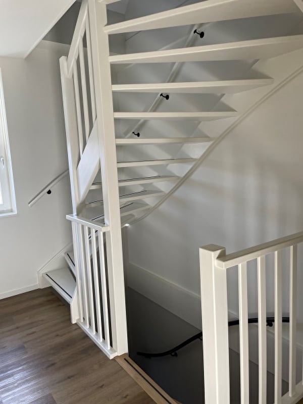 Trap-met-rechthoekige-spijlen