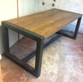 Eettafel met metalen frame en houten blad