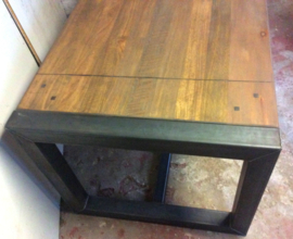 Eettafel met metalen frame en houten blad