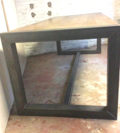 Eettafel met metalen frame en houten blad