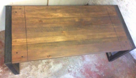 Eettafel met metalen frame en houten blad