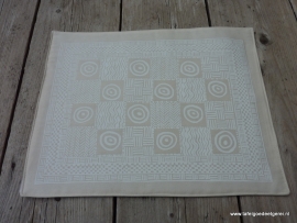 Placemat large cubes & circles white on cream