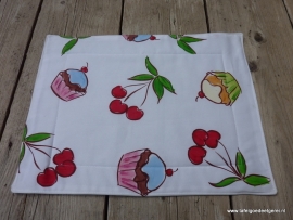 Placemat cupcakes & cherries