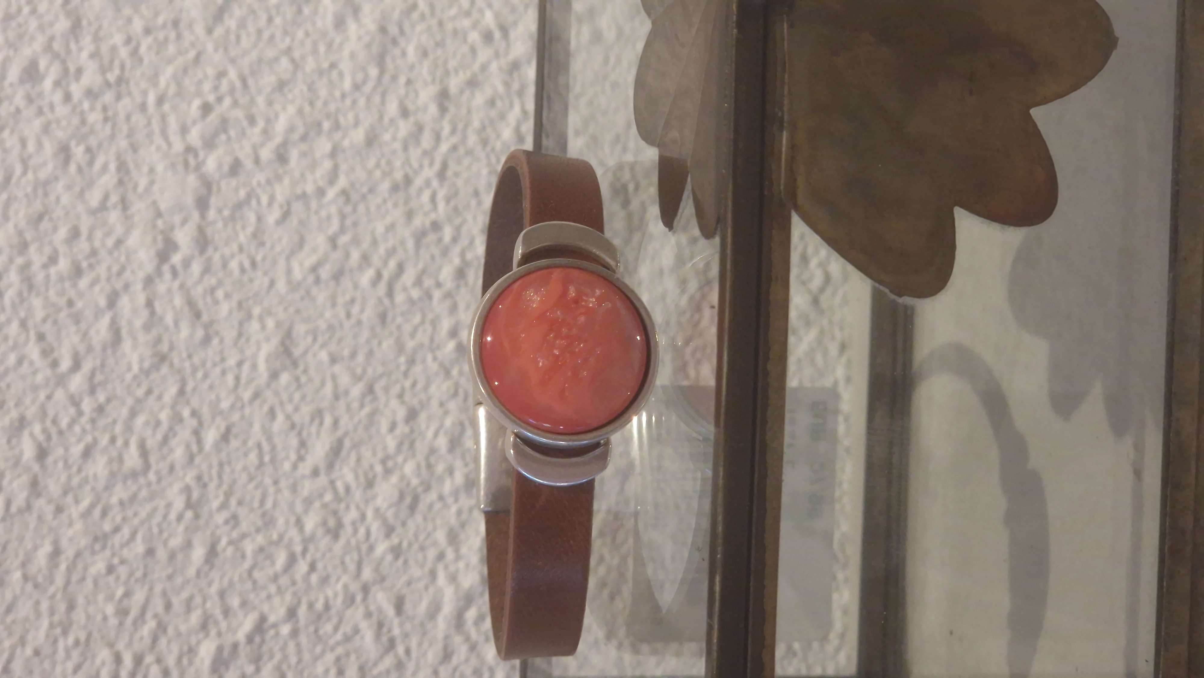 Qoss Armband "Jasmin" Bruin leer met flamingo kleur bolle steen | maat M