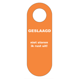 Deurhanger "Geslaagd, niet storen ik rust uit"