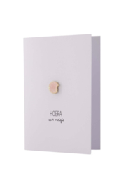 Zusss Wenskaart met broche "Hoera een meisje"
