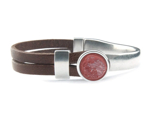Qoss Armband "Gwen" Bruin leer met kiwi kleur bolle steen | maat M