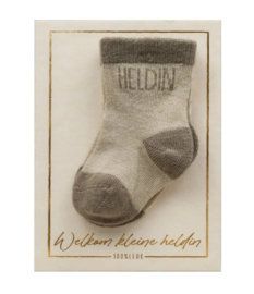 100% Leuk Babysokjes op kaartje "Welkom kleine heldin"