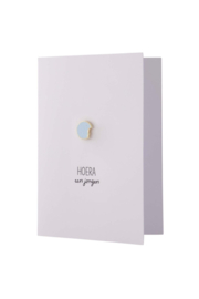 Zusss Wenskaart met broche "Hoera een jongen"