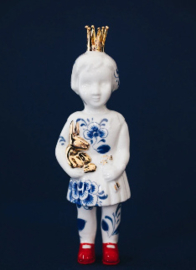 Lammers & Lammers Mini Pupke met kroonkandelaar | wit met delftsblauw all-over en rode schoentjess