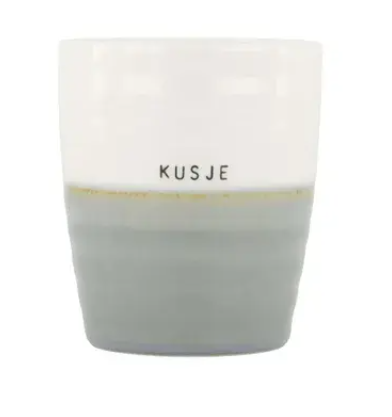 Zusss Koffiemok "kusje" | grijsblauw wit