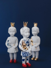 Lammers & Lammers Mini Pupke met kroonkandelaar | wit met delftsblauw all-over en rode schoentjess