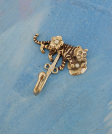 Doing Goods "Lacy" tiger hook