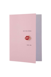 Zusss Wenskaart met broche "Kusje"