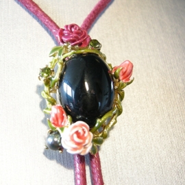 collier koord met zwarte cabochon en roosjes