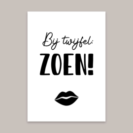 Woonkaart "Bij twijfel zoen!" zwart/wit