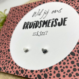 Kaart Bruidsmeisje met oorknopjes zilver kleur