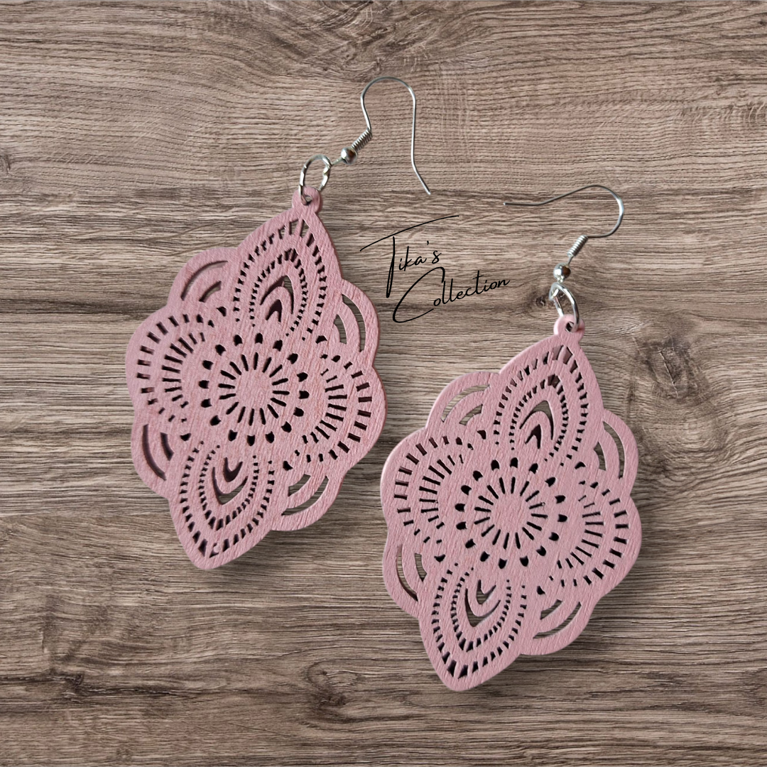 Houten oorbellen roze ~ Tika's Collection