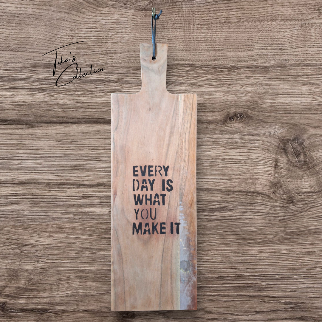 Serveerplank in hout ~ Every day is what you make it ~ Tika's Collection