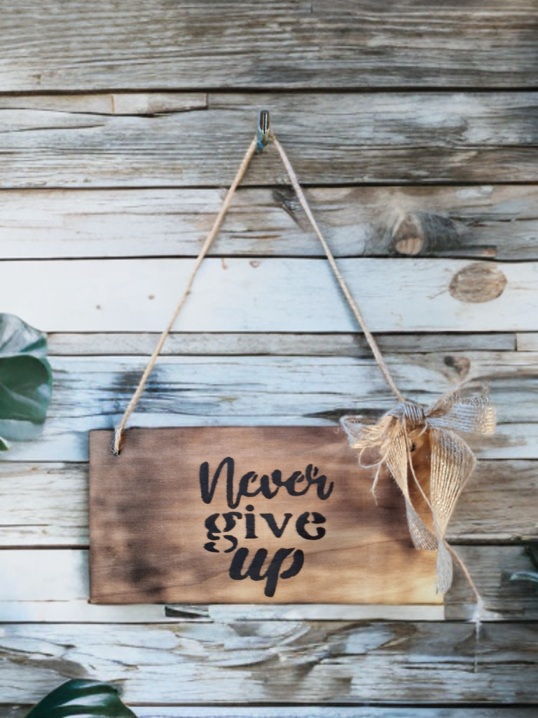 Decoratieplaatje in hout - Never give up