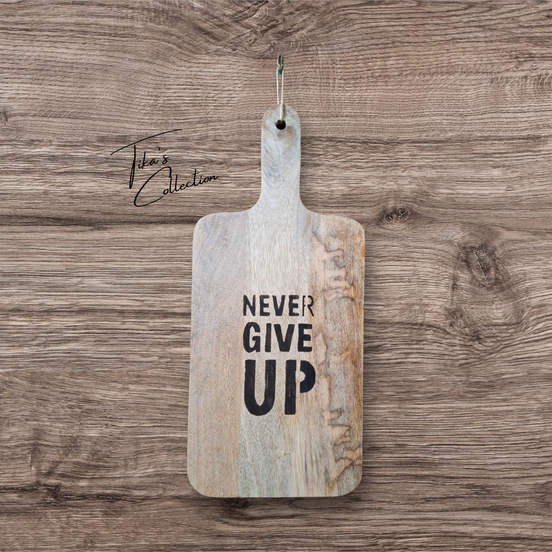 Houten serveerplank- Never give up ~ Tika's Collection