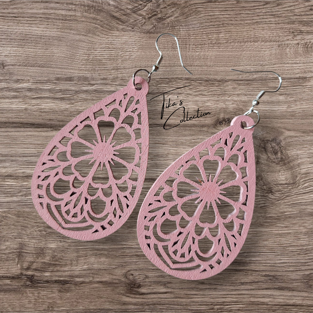 Houten oorbellen roze ~ Tika's Collection