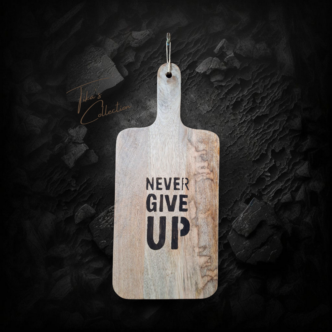 Houten serveerplank- Never give up ~ Tika's Collection