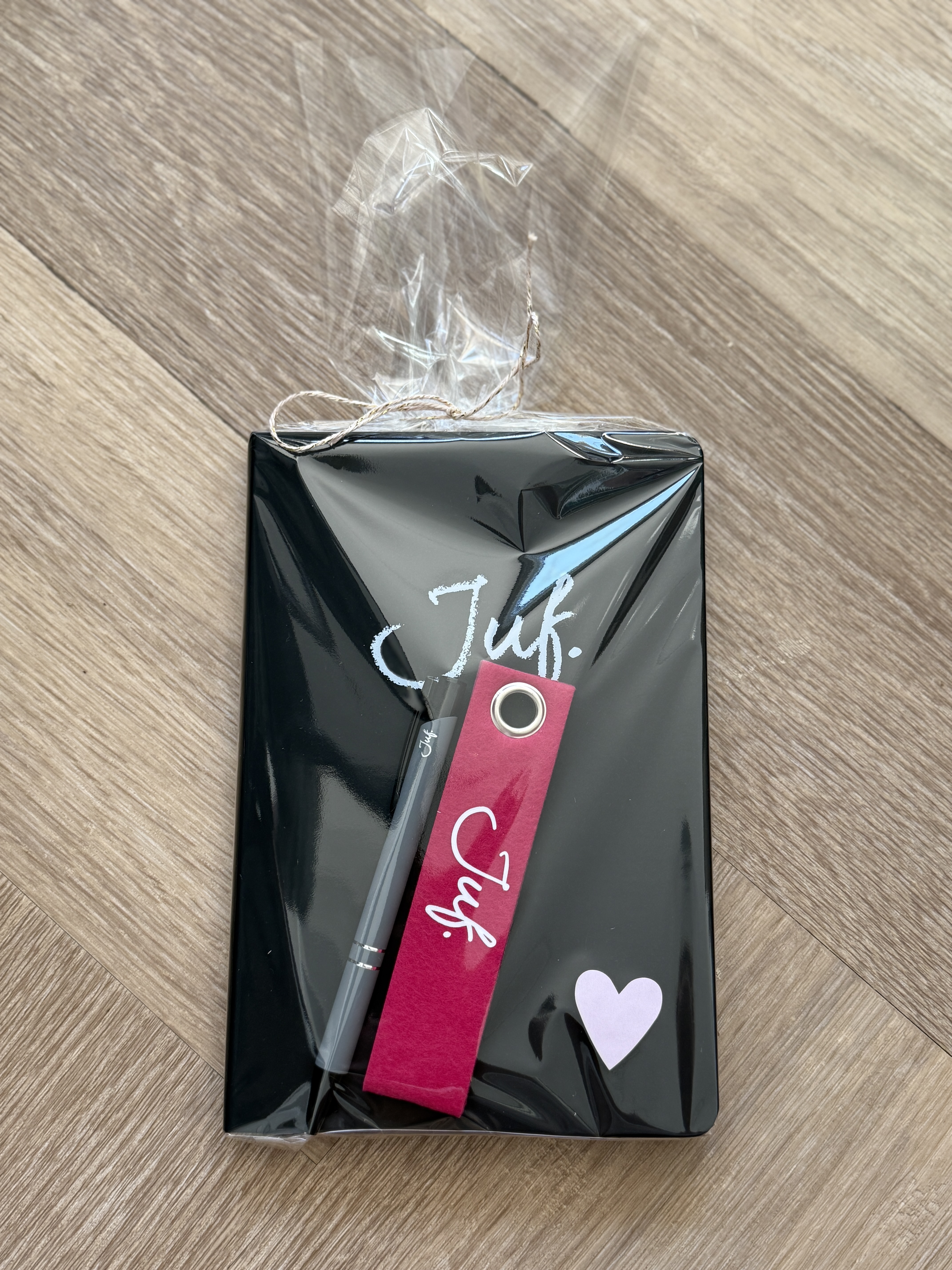 JUF. Cadeaupakket notitieboekje, pen en sleutelhanger zwart/donkerroze