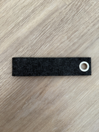 Donkergrijs MEESTER. Vilten Sleutelhanger Klas