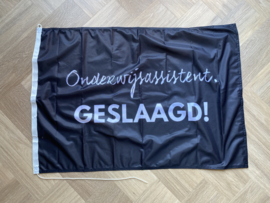 Zwart ONDERWIJSASSISTENT. Geslaagd Vlag Krijt