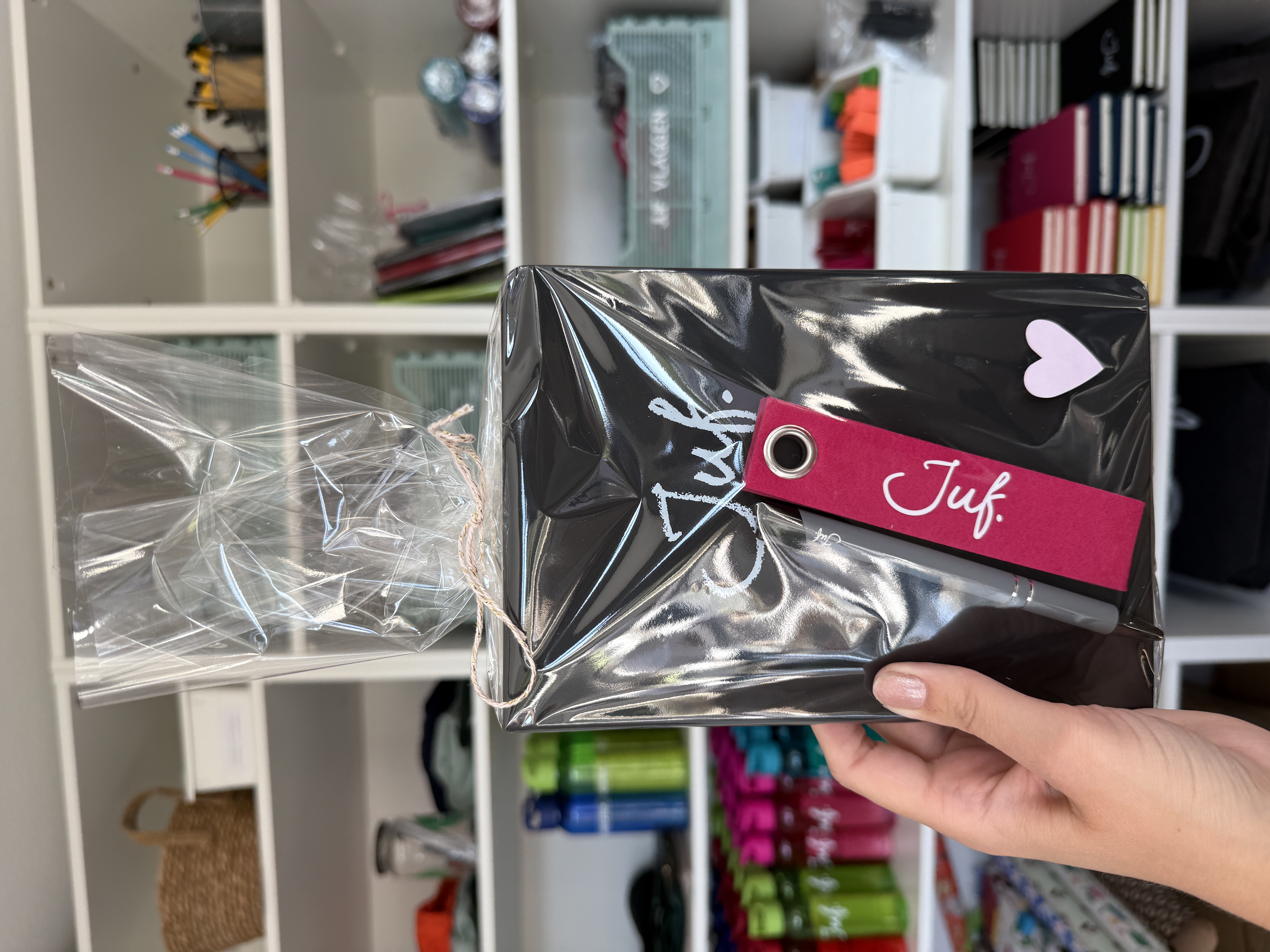 JUF. Cadeaupakket notitieboekje, pen en sleutelhanger zwart/donkerroze