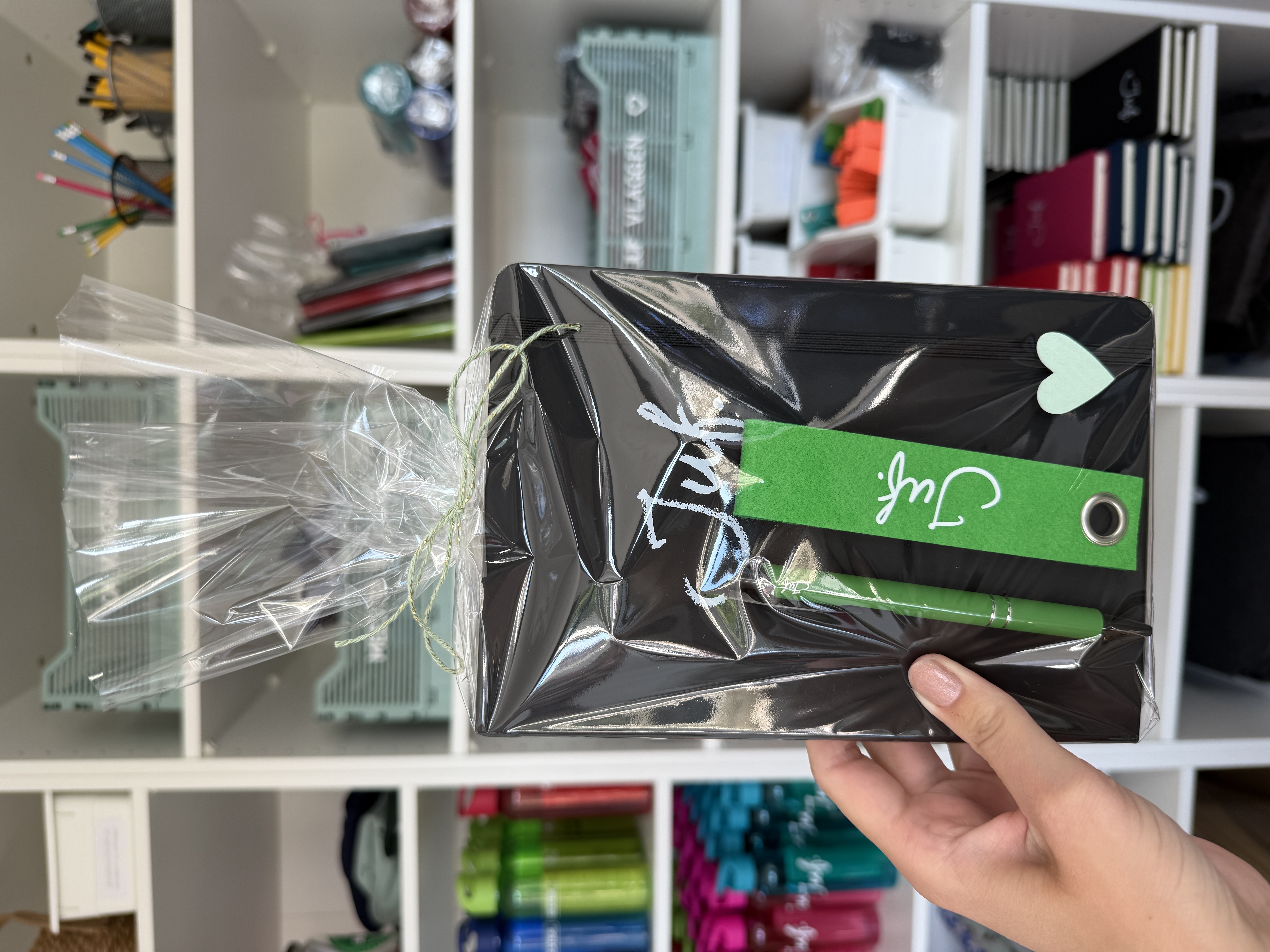 JUF. Cadeaupakket notitieboekje, pen en sleutelhanger zwart/groen