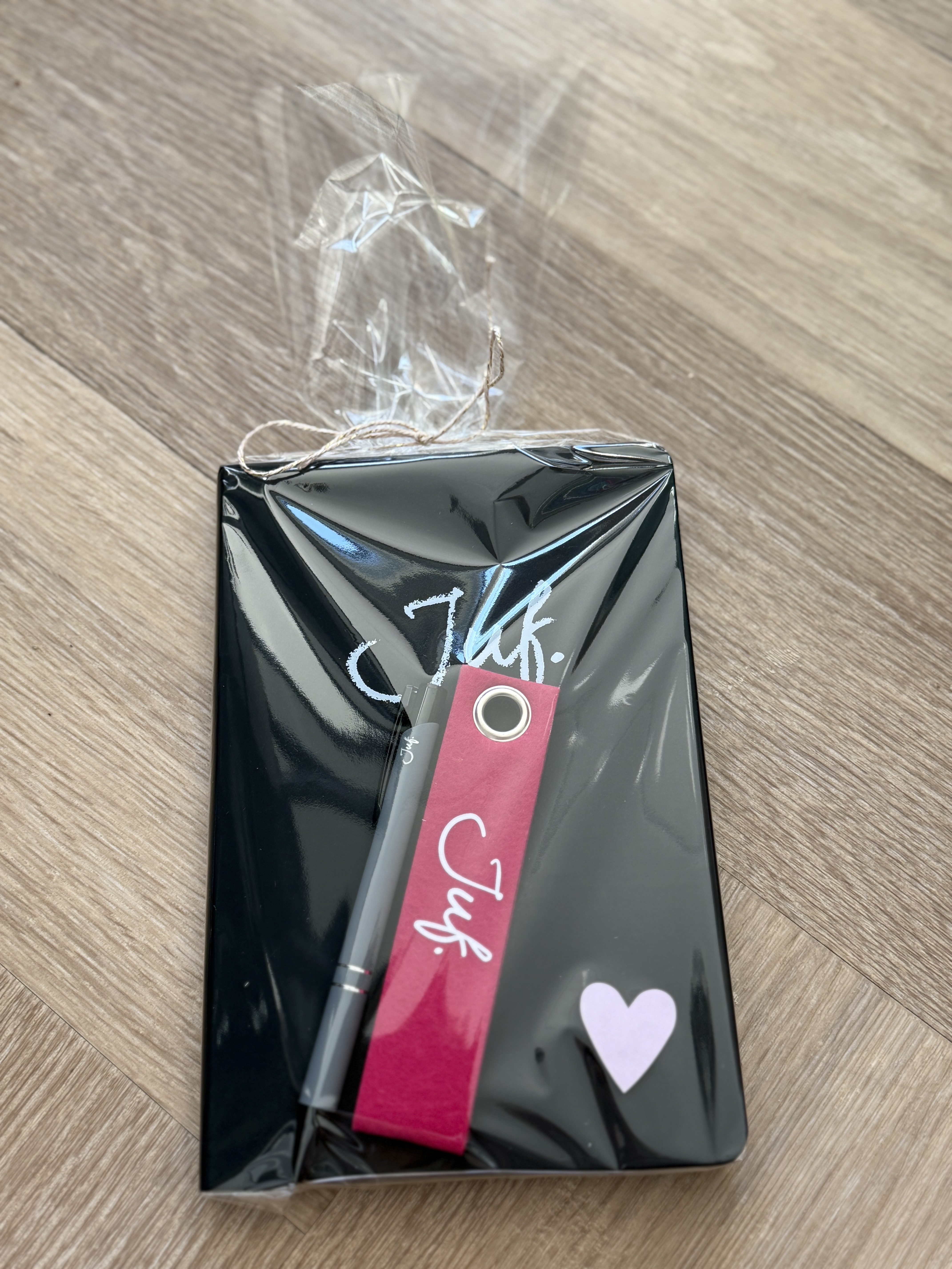 JUF. Cadeaupakket notitieboekje, pen en sleutelhanger zwart/donkerroze
