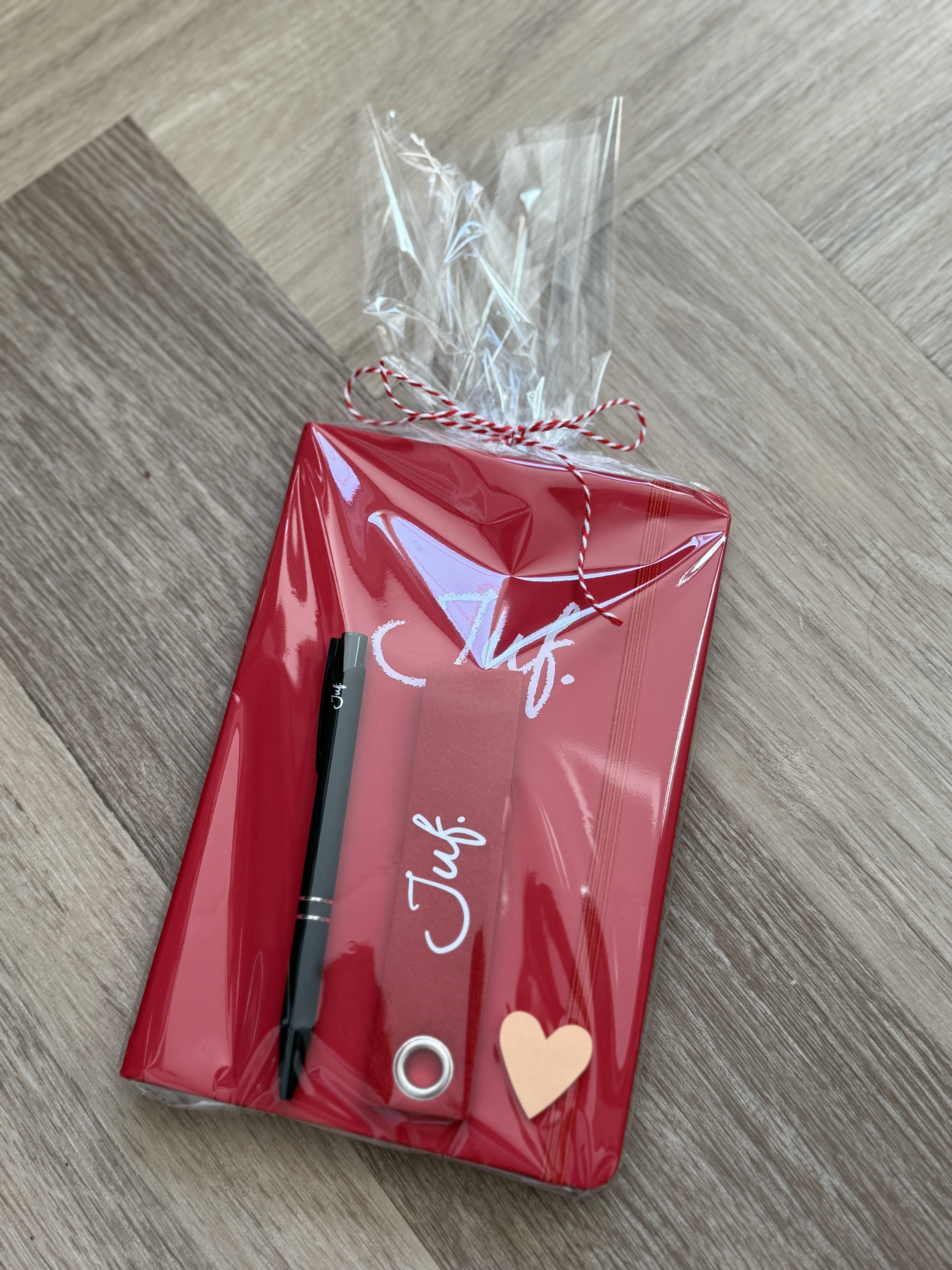 JUF. Cadeaupakket notitieboekje, pen en sleutelhanger rood/zwart