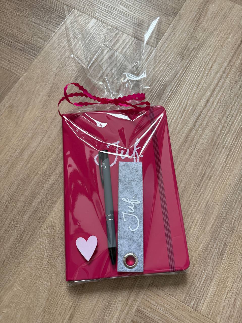 JUF. Cadeaupakket notitieboekje, pen en sleutelhanger roze/grijs