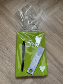 JUF. Cadeaupakket notitieboekje, pen en sleutelhanger groen