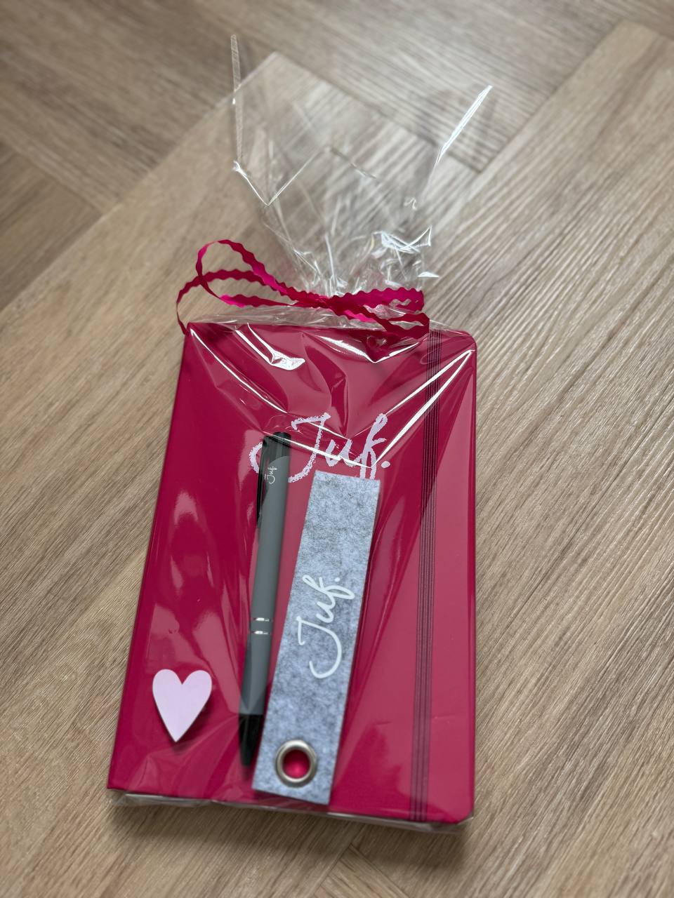 JUF. Cadeaupakket notitieboekje, pen en sleutelhanger roze/grijs