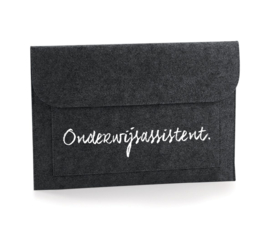 Donkergrijs ONDERWIJSASSISTENT. Vilten Laptop Hoes Krijt tot 15,6 inch